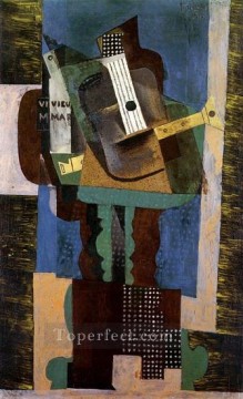 パブロ・ピカソ Painting - テーブルの上のクラリネットギターとボトル 1916年 パブロ・ピカソ